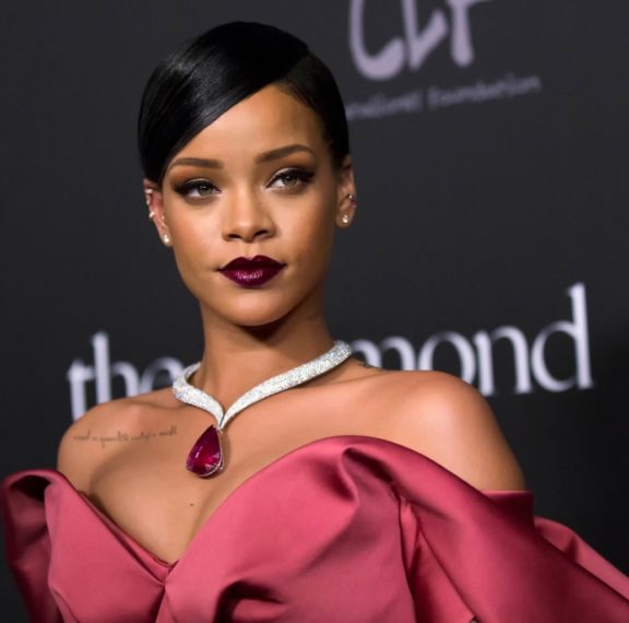 το-χάρβαρντ-βραβεύει-την-rihanna-για-το-φιλαν