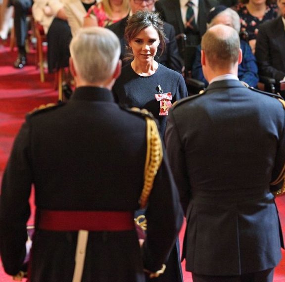 η-victoria-beckham-έλαβε-παράσημο-από-το-παλάτι-του-μ