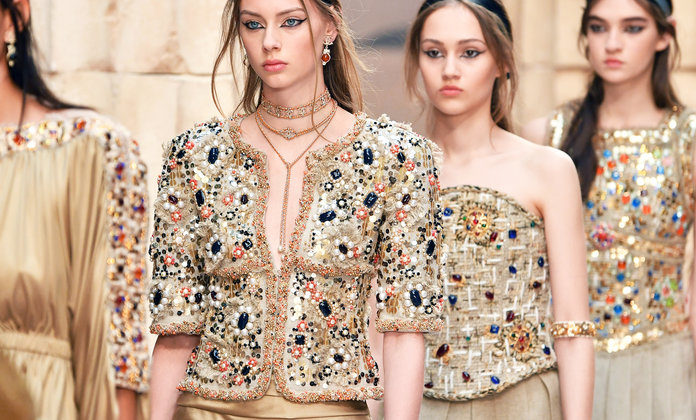 %ce%bf-karl-lagerfeld-%ce%ad%cf%86%ce%b5%cf%81%ce%b5-%cf%84%ce%b7%ce%bd-%ce%b1%cf%81%cf%87%ce%b1%ce%af%ce%b1-%ce%b5%ce%bb%ce%bb%ce%ac%ce%b4%ce%b1-%cf%83%cf%84%ce%bf-%cf%80%ce%b1%cf%81%ce%af%cf%830