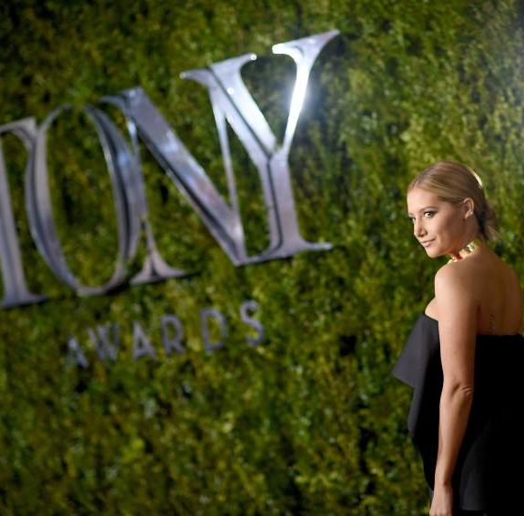 το-κόκκινο-χαλί-των-tony-awards-είναι-κάτι-που-σί