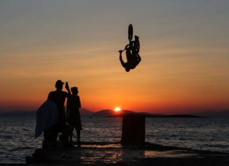 δρώμενο-στο-καβούρι-βουτιές-με-τα-ποδή
