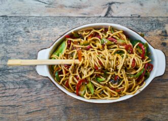 εύκολη-και-υγιεινή-σαλάτα-με-noodles-και-πιπε