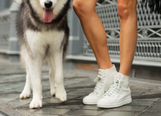 το-κόλπο-για-λευκά-sneakers-σαν-καινούρια