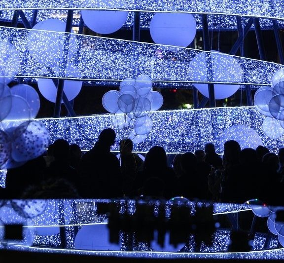 η-πόλη-στέλνει-μήνυμα-γιορτής-με-ένα-glass-house