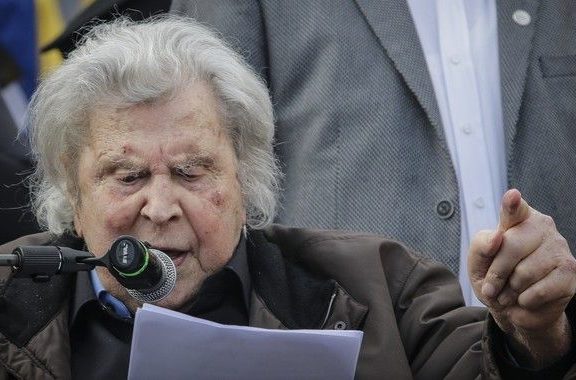 ο-μίκης-θεοδωράκης-παίρνει-θέση-για-το