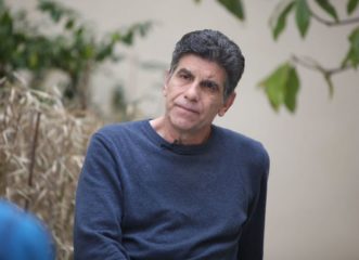 ο-γιάννης-μπέζος-στη-σκηνή-μαζί-με-την-π