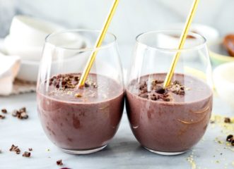 δροσερό-smoothie-με-κεράσια-και-σοκολάτα
