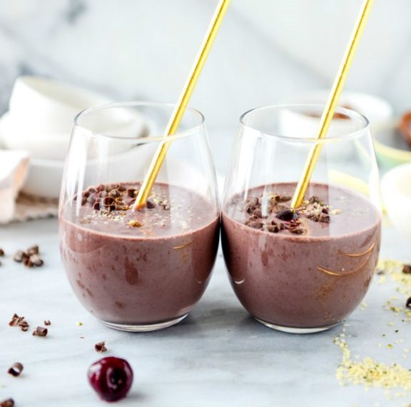 δροσερό-smoothie-με-κεράσια-και-σοκολάτα