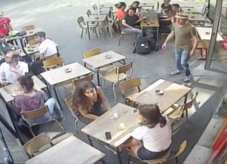 άνδρας-παρενοχλεί-22χρονη-και-τη-χαστου