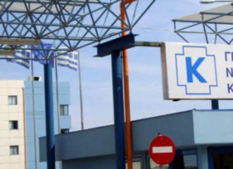 βρετανίδα-τουρίστρια-έφαγε-ωμό-κοτόπ