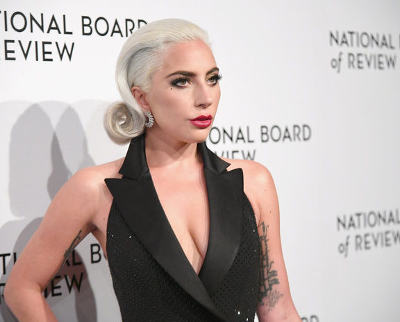 η-lady-gaga-μόλις-εμφανίστηκε-στο-κόκκινο-χαλ