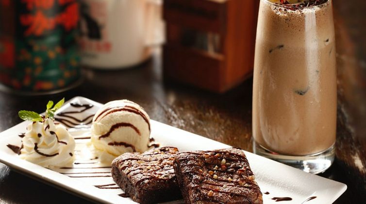 Σοκολατένια brownies χωρίς ζάχαρη - Και μια μπάλα παγωτό για τη... διατροφική αμαρτία