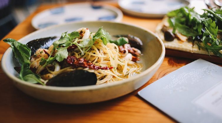 Μακαρονάδα Aglio Olio με σκόρδο και τσίλι - Έτοιμη σε 10 λεπτά