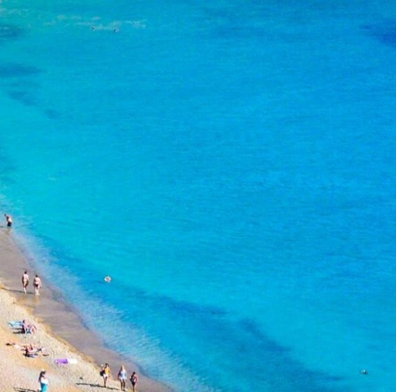 η-πρώτη-ελληνική-παραλία-όπου-απαγορε
