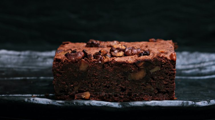 Εύκολη συνταγή για brownies με σοκολάτα και φουντούκια