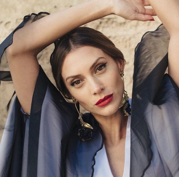 πώς-μια-fashion-blogger-φόρεσε-το-φόρεμα-σαν-φούστα