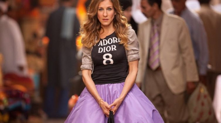 Η Κάρι Μπράντσο επιστρέφει και με 5 outfits σού δείχνει πώς να είσαι fashion icon ακόμα και όταν έχεις περάσει τα 50!
