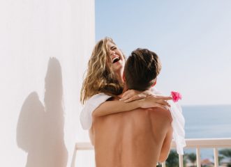 Σεξ και καλοκαίρι: Τι πρέπει να προσέξεις για να μη χαλάσουν οι διακοπές σου