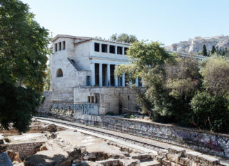 θέατρο-στη-στοά-του-αττάλου-σε-τρεις
