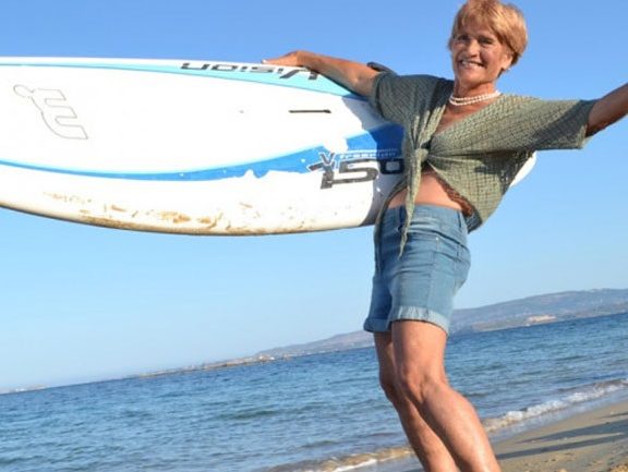 h-81χρονη-surfer-αναστασία-γερολυμάτου-μπήκε
