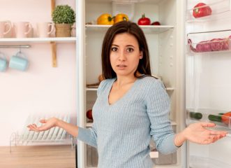 Γιατί ΔΕΝ πρέπει να βάζεις τα αυγά στην πόρτα του ψυγείου & άλλα tips αποθήκευσης