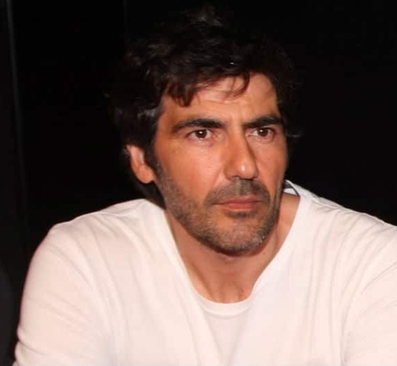 κι-όμως-ο-αντώνης-καρυστινός-δεν-μένει