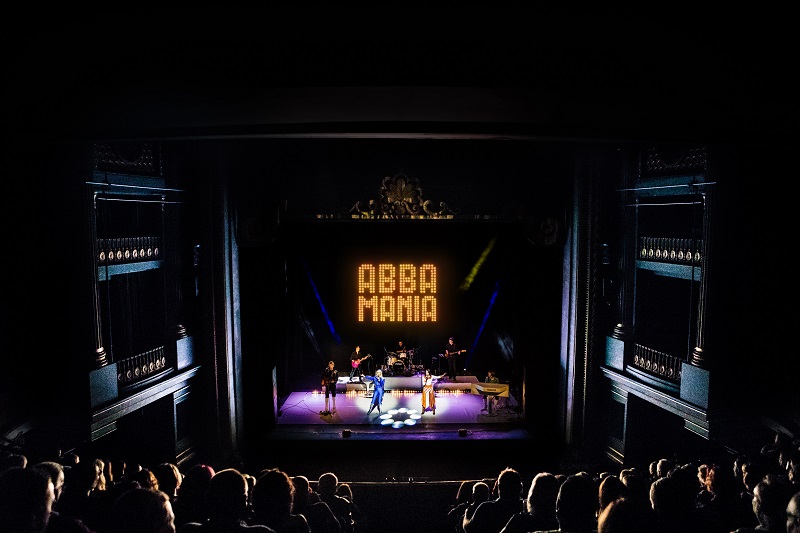 abba-mania-%cf%84%ce%bf-%ce%ba%ce%b1%ce%bb%cf%8d%cf%84%ce%b5%cf%81%ce%bf-musical-tribute-%cf%84%ce%bf%cf%85-west-end-%cf%83%cf%84%ce%b7%ce%bd-%ce%b1%ce%b8%ce%ae%ce%bd%ce%b13