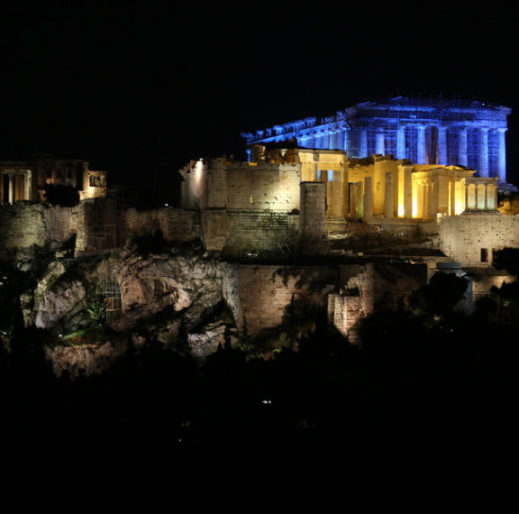 στα-μπλε-ντύνεται-η-ακρόπολη-για-τα-δ