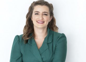 η-λενιώ-από-τις-άγριες-μέλισσες-τ