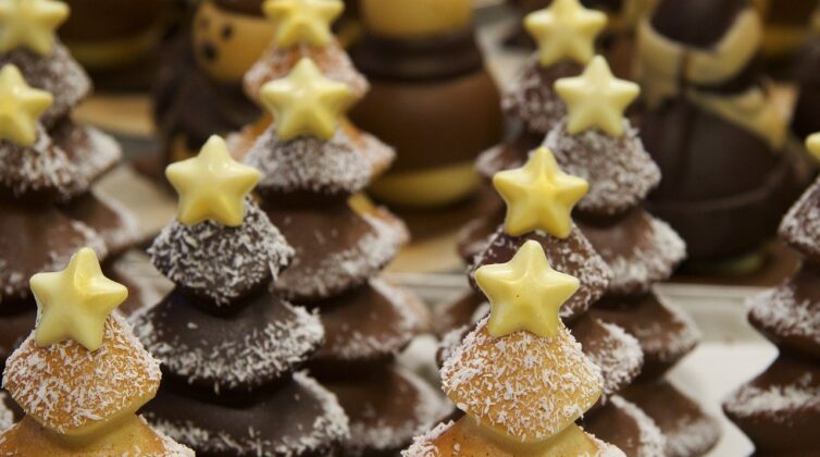 Εύκολη συνταγή για αφράτα χριστουγεννιάτικα δεντράκια με γεύση σοκολάτας