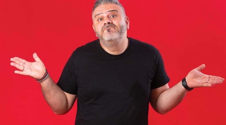 made-in-cyprus-%ce%bf-%ce%ba%ce%bf%cf%81%cf%85%cf%86%ce%b1%ce%af%ce%bf%cf%82-stand-up-comedian-%cf%84%ce%b7%cf%82-%ce%ba%cf%8d%cf%80%cf%81%ce%bf%cf%85-%cf%83%ce%b5-%cf%80%ce%b50