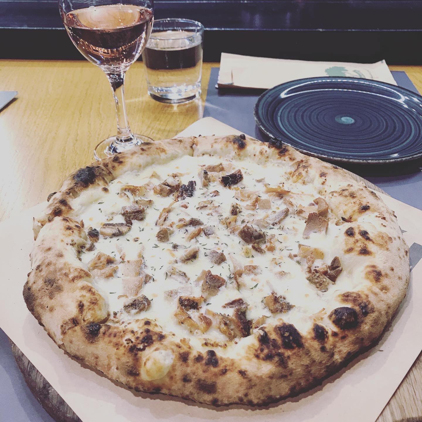 margherita-pizza-artigianale-h-%cf%80%ce%af%cf%84%cf%83%ce%b1-%ce%bc%ce%b5-%cf%84%ce%b7%ce%bd-%ce%b1%ce%bb%ce%b7%ce%b8%ce%b9%ce%bd%ce%ae-%ce%bc%ce%b5%cf%83%ce%bf%ce%b3%ce%b5%ce%b9%ce%b1%ce%ba%ce%ae6