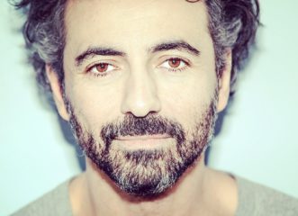 ο-λευτέρης-γιοβανίδης-κρατά-ένα-τριαν