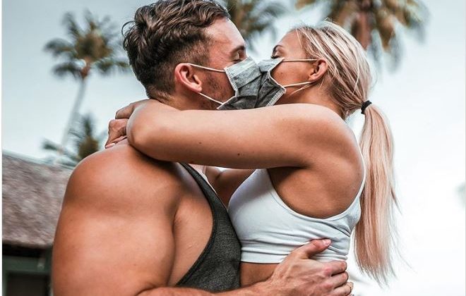 %ce%bf%ce%b9-influencers-%ce%ba%ce%ac%ce%bd%ce%bf%cf%85%ce%bd-%cf%84%ce%bf%ce%bd-%ce%ba%ce%bf%cf%81%ce%bf%ce%bd%ce%b1%cf%8a%cf%8c-%ce%ba%ce%b1%ce%b9-%cf%84%ce%b9%cf%82-%ce%bc%ce%ac%cf%83%ce%ba%ce%b50