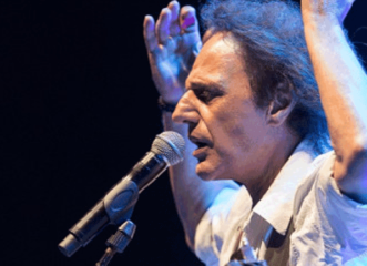 ο-βασίλης-παπακωνσταντίνου-τραγουδά