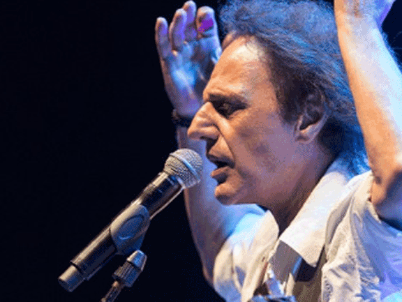 ο-βασίλης-παπακωνσταντίνου-τραγουδά
