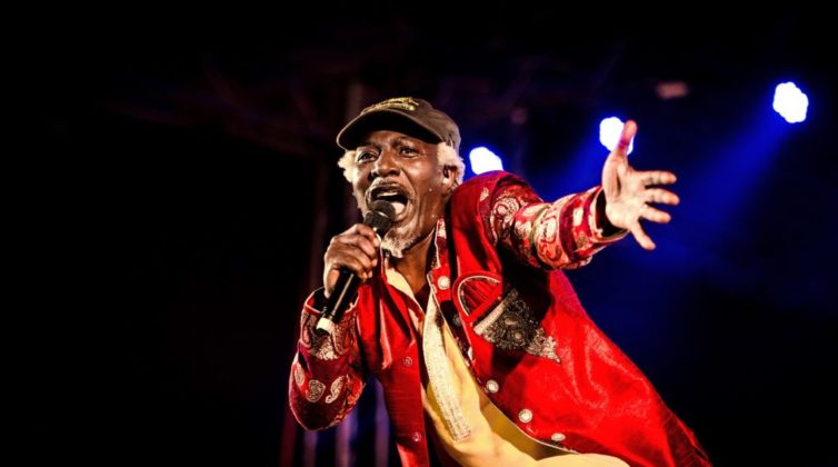 o-superstar-%cf%84%ce%b7%cf%82-reggae-alpha-blondy-%ce%b4%ce%b7%ce%bb%cf%8e%ce%bd%ce%b5%ce%b9-%cf%80%ce%b1%cf%81%cf%8e%ce%bd-%cf%83%cf%84%ce%b7%ce%bd-%cf%80%ce%bb%ce%b1%cf%84%ce%b5%ce%af0