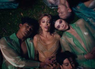 yayo-η-ελένη-φουρέιρα-στο-νέο-της-video-clip-είνα