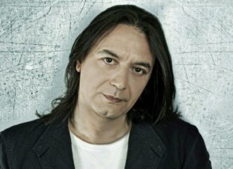 ο-γιάννης-κότσιρας-ανεβάζει-στη-σκηνή