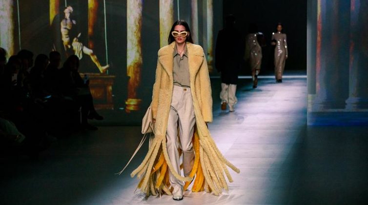 bottega-veneta-%ce%bf-%ce%b9%cf%84%ce%b1%ce%bb%ce%b9%ce%ba%cf%8c%cf%82-%ce%bf%ce%af%ce%ba%ce%bf%cf%82-%ce%bc%cf%8c%ce%b4%ce%b1%cf%82-%ce%bb%ce%b1%ce%bd%cf%83%ce%ac%cf%81%ce%b5%ce%b9-%cf%80%ce%bb0
