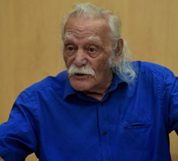 μεσίστια-κυματίζει-η-ελληνική-σημαία