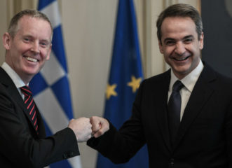 ο-μητσοτάκης-κόβει-τις-χειραψίες-λό