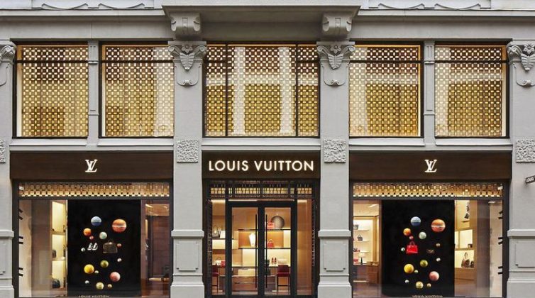 %ce%ba%ce%bf%cf%81%ce%bf%ce%bd%ce%b1%cf%8a%cf%8c%cf%82-%ce%bf-%ce%bf%ce%af%ce%ba%ce%bf%cf%82-louis-vuitton-%ce%be%ce%b5%ce%ba%ce%b9%ce%bd%ce%ac-%cf%84%ce%b7%ce%bd-%cf%80%ce%b1%cf%81%ce%b1%ce%b3%cf%890