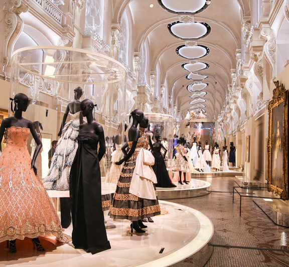 η-έκθεση-του-christian-dior-που-έκανε-ρεκόρ-επισκέ
