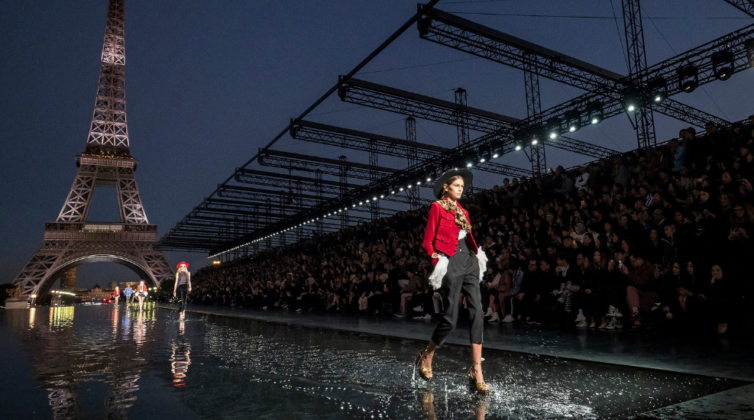 %ce%bf-yves-saint-laurent-%ce%b4%ce%b5%ce%bd-%ce%b8%ce%b1-%cf%83%cf%85%ce%bc%ce%bc%ce%b5%cf%84%ce%ad%cf%87%ce%b5%ce%b9-%cf%80%ce%bb%ce%ad%ce%bf%ce%bd-%cf%83%cf%84%ce%b7%ce%bd-e%ce%b2%ce%b4%ce%bf%ce%bc0
