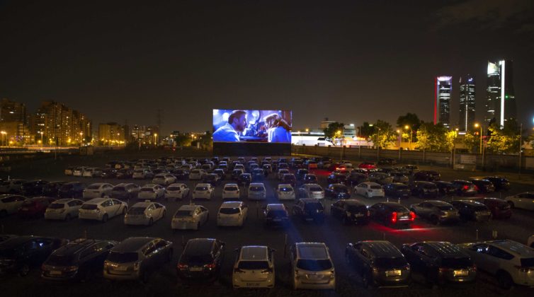 %cf%84%ce%bf-drive-in-cinema-%ce%b5%cf%80%ce%b9%cf%83%cf%84%cf%81%ce%ad%cf%86%ce%b5%ce%b9-%cf%83%cf%84%ce%b7%ce%bd-%ce%b1%ce%b8%ce%ae%ce%bd%ce%b1-%ce%bc%ce%b5%cf%84%ce%ac-%ce%b1%cf%80%cf%8c-%ce%b40