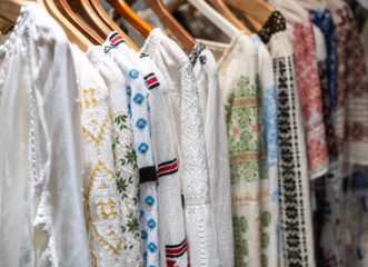 ρεπορτάζ-infowoman-ψωνίζοντας-ρούχα-με-δοκιμ