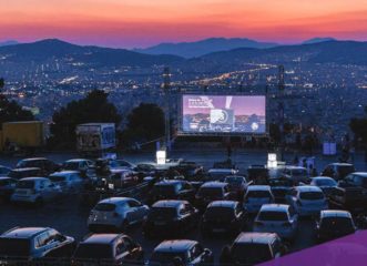 και-ξαφνικά-η-αθήνα-γέμισε-drive-in-cinema-από-τη-γλ