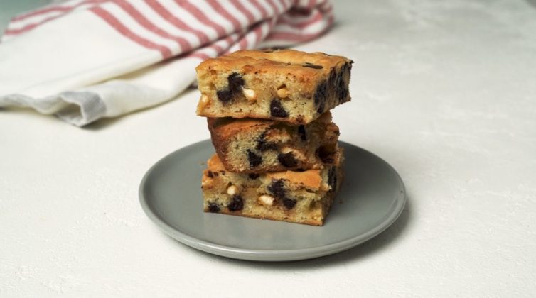 brownies-%ce%bb%ce%b5%cf%85%ce%ba%ce%ae%cf%82-%cf%83%ce%bf%ce%ba%ce%bf%ce%bb%ce%ac%cf%84%ce%b1%cf%82-%ce%b7-%ce%b1%ce%b3%ce%b1%cf%80%ce%b7%ce%bc%ce%ad%ce%bd%ce%b7-%ce%bc%ce%b1%cf%82-%cf%83%cf%850