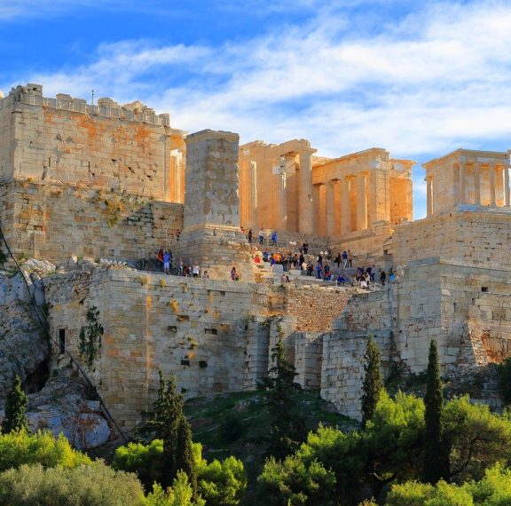 μία-ξεναγός-κρούει-το-κώδωνα-του-κινδύ